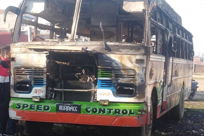 अज्ञात समूहद्वारा पार्किङ्ग गरेर राखेको बसमा आगजनी