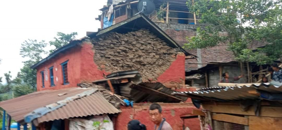 लमजुङ केन्द्रविन्दु बनाएर गएको भूकम्पले घर भत्किदा ६ घाइते, २०० घरमा क्षति