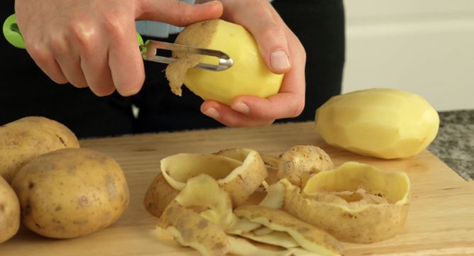 Potato peel is beneficial for beauty