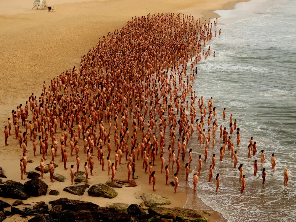 अस्ट्रेलियाको सिड्नीमा २५०० मानिस पूरै नग्न भएपछि…