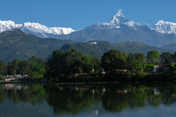माछापुच्छ्रे मुस्कुराइरहँदा हेरिदिने पर्यटक सुन्य