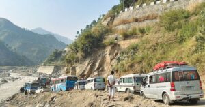 बिपी राजमार्गमा अवरुद्ध, सवारीसाधन ‘होल्ड’