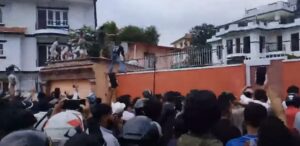 देउवा निवास भित्रै प्रवेश गरे आन्दोलनकारी