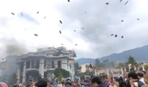 जब प्रदर्शनकारीले ऊर्जामन्त्रीको घरबाट पैसा निकालेर हावामा उडाए पछि..!