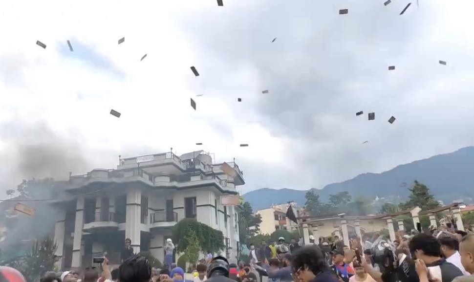 जब प्रदर्शनकारीले ऊर्जामन्त्रीको घरबाट पैसा निकालेर हावामा उडाए पछि..!