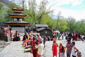 अत्यधिक चिसोमा पनि मुक्तिनाथ मन्दिरमा दर्शनार्थीको चहलपहल