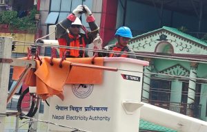 नेपाल विद्युत प्राधिकरणद्वारा बिजुलीको लाइन नकाटी मर्मत गर्ने प्रविधिको सुरुवात
